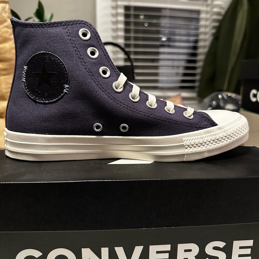 NIB Converse high tops W 8.5, UK 6.5 - Picture 2 of 5